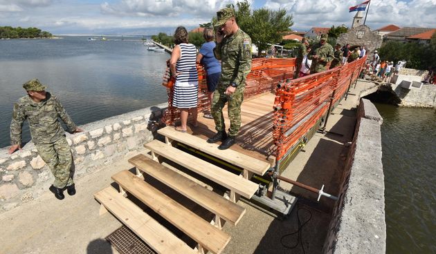 Vojnici u Ninu postavili montažni pješački most na mjestu starog koji je uništen tijekom poplava