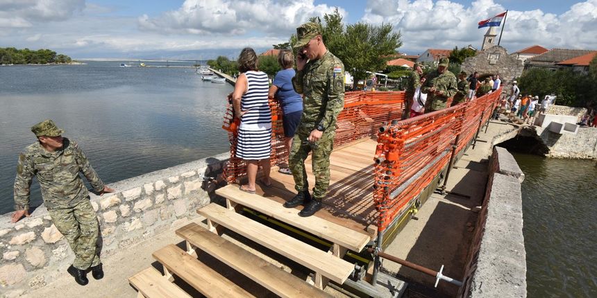 Vojnici u Ninu postavili montažni pješački most na mjestu starog koji je uništen tijekom poplava Vojnici u Ninu postavili montažni pješački most na mjestu starog koji je uništen tijekom poplava