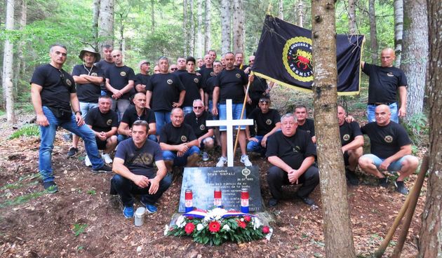 Gradonačelnik Branko Dukić s Termitima postavio križ u spomen na Deana Nikpalja