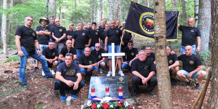 Gradonačelnik Branko Dukić s Termitima postavio križ u spomen na Deana Nikpalja