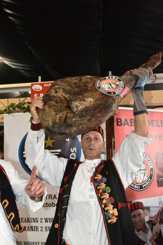 Drniški pršut u lovu na Guinnessovu knjigu rekorda. Photo: Duško Marušić/Pixsell Drniški pršut u lovu na Guinnessovu knjigu rekorda. Photo: Duško Marušić/Pixsell