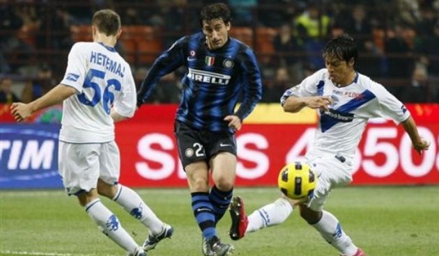 Inter Milan Argentine forward Diego Milito, center, challenges for the ball with Brescia  midfielder Perparim Hetemaj // AP Photo