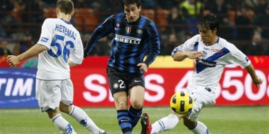 Inter Milan Argentine forward Diego Milito, center, challenges for the ball with Brescia  midfielder Perparim Hetemaj // AP Photo