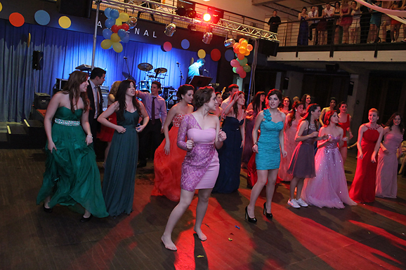 Maturalna večer Gimnazije Vladimira Nazora (foto:Saša Čuka) Maturalna večer Gimnazije Vladimira Nazora (foto:Saša Čuka)