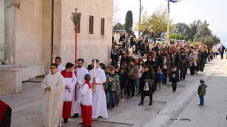 Cvjetnica 20. ožujka 2016: Nakon blagoslova maslinovih grančica, nadbisku Želimir Puljić predvodio je procesiju do katedrale sv. Stošije gdje je služio misno slavlje na kojem se pjevala Muka našeg Gospodina Cvjetnica 20. ožujka 2016: Nakon blagoslova maslinovih grančica, nadbisku Želimir Puljić predvodio je procesiju do katedrale sv. Stošije gdje je služio misno slavlje na kojem se pjevala Muka našeg Gospodina