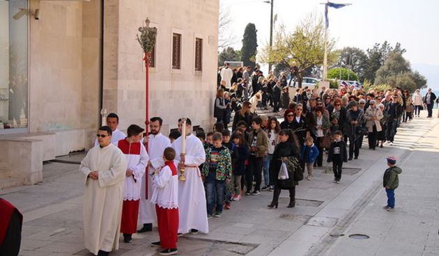 Cvjetnica 20. ožujka 2016: Nakon blagoslova maslinovih grančica, nadbisku Želimir Puljić predvodio je procesiju do katedrale sv. Stošije gdje je služio misno slavlje na kojem se pjevala Muka našeg Gospodina