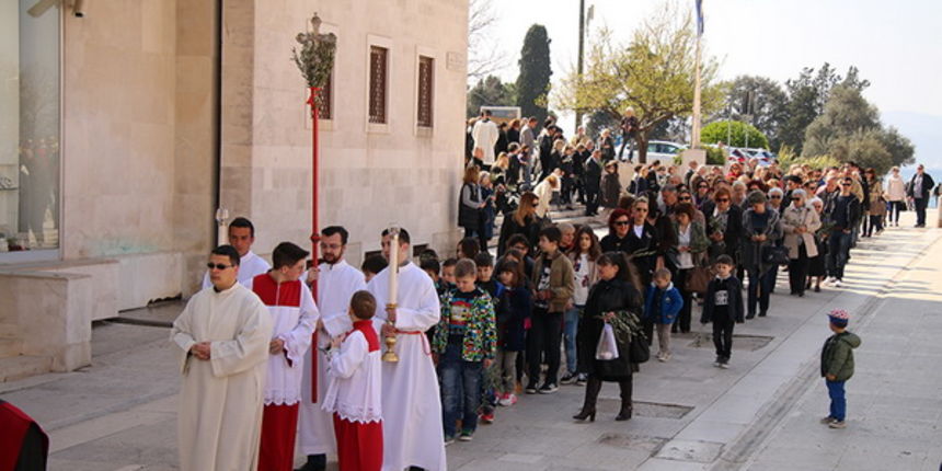 Cvjetnica 20. ožujka 2016: Nakon blagoslova maslinovih grančica, nadbisku Želimir Puljić predvodio je procesiju do katedrale sv. Stošije gdje je služio misno slavlje na kojem se pjevala Muka našeg Gospodina Cvjetnica 20. ožujka 2016: Nakon blagoslova maslinovih grančica, nadbisku Želimir Puljić predvodio je procesiju do katedrale sv. Stošije gdje je služio misno slavlje na kojem se pjevala Muka našeg Gospodina