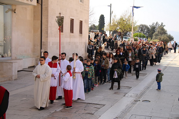 Cvjetnica 20. ožujka 2016: Nakon blagoslova maslinovih grančica, nadbisku Želimir Puljić predvodio je procesiju do katedrale sv. Stošije gdje je služio misno slavlje na kojem se pjevala Muka našeg Gospodina Cvjetnica 20. ožujka 2016: Nakon blagoslova maslinovih grančica, nadbisku Želimir Puljić predvodio je procesiju do katedrale sv. Stošije gdje je služio misno slavlje na kojem se pjevala Muka našeg Gospodina