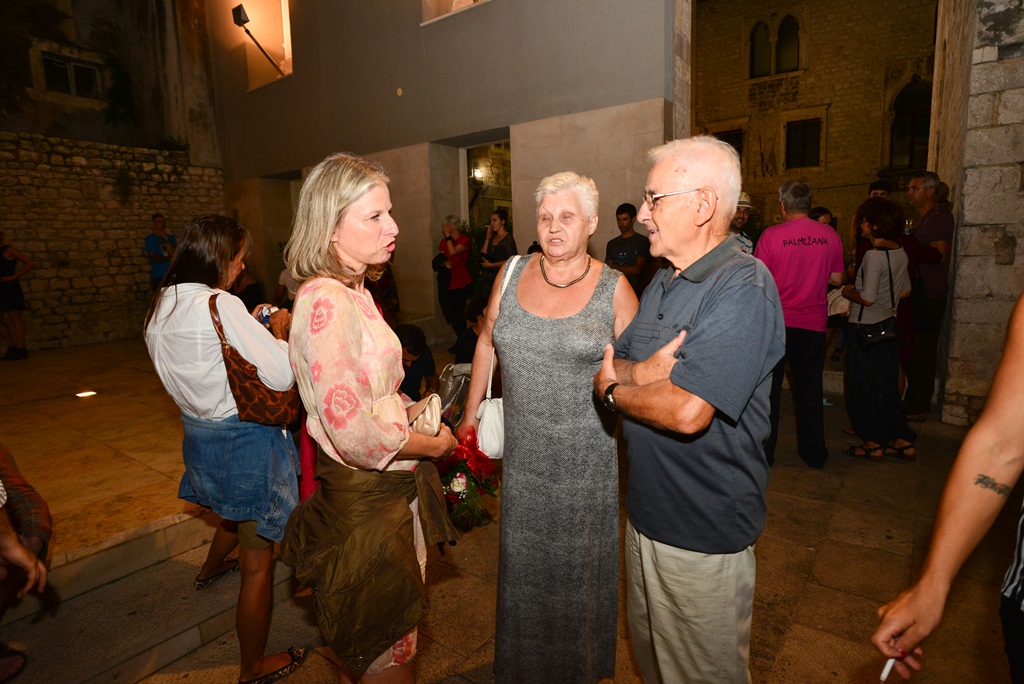 “Ana i Ona” naziv je predstave čijom je premijerom sinoć u zadarskom Kazalištu lutaka započela umjetnička revija pod nazivom “Nosi se Teatro Verrdi”.