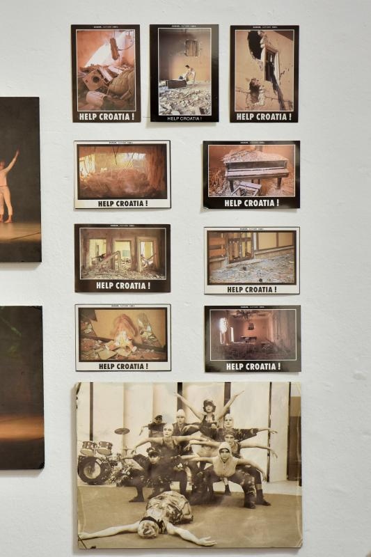 U lozi Narodnog muzeja otvorena je izlozba plakata, fotografija i kostima Zadarskog plesnog ansambla, najstarijeg ansambla suvremenog plesa u Dalmaciji. Izlozba je vezana uz proslavu Dana obrane grada Zadra i 25. godisnjice od osnutka Zadarskog plesnog an