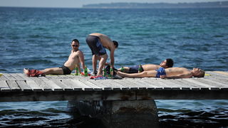 Zadar, 090513
Ljetna atmosfera na plazi na Boriku. Visoke temperature zraka (25) i mora(19) privukle su brojne kupace.
Na fotografiji: kupaci na Boriku.
Foto: Luka Gerlanc / CROPIX