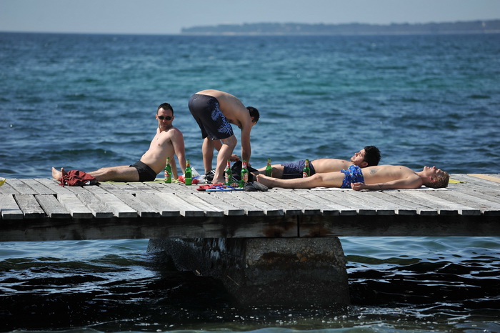 Zadar, 090513
Ljetna atmosfera na plazi na Boriku. Visoke temperature zraka (25) i mora(19) privukle su brojne kupace.
Na fotografiji: kupaci na Boriku.
Foto: Luka Gerlanc / CROPIX