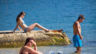 Kupanje na plaži Kolovare 8. listopada (foto:Saša Čuka)