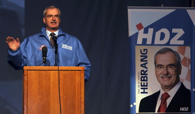 Sibenik, 221209. Presjednicki kandidat HDZ -a na izborima za predsjednika RH dr. Andrija Hebrang obisao je danas Sibenik i odrzao predizborni skup u Kazalistu. Na slici: Andrija Hebrang za govornicom. Foto: Niksa Stipanicev / CROPIX