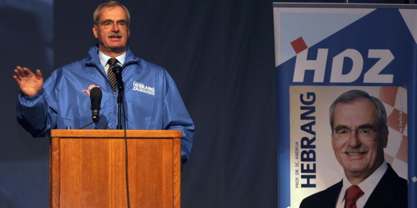 Sibenik, 221209. Presjednicki kandidat HDZ -a na izborima za predsjednika RH dr. Andrija Hebrang obisao je danas Sibenik i odrzao predizborni skup u Kazalistu. Na slici: Andrija Hebrang za govornicom. Foto: Niksa Stipanicev / CROPIX