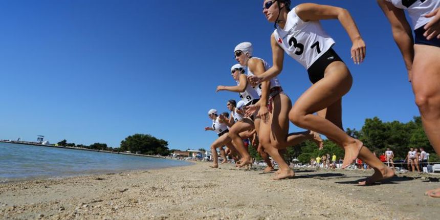 Na plaži u Zatonu kod Zadra održan je tečaj Hrvatskog crvenog križa za djevojke i mladiće kako bi dobili licencu za spasioce na plažama Zadarske županije. Photo: Filip Brala/PIXSELL Na plaži u Zatonu kod Zadra održan je tečaj Hrvatskog crvenog križa za djevojke i mladiće kako bi dobili licencu za spasioce na plažama Zadarske županije. Photo: Filip Brala/PIXSELL