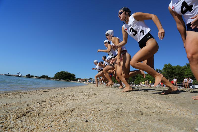 Na plaži u Zatonu kod Zadra održan je tečaj Hrvatskog crvenog križa za  djevojke i mladiće kako bi dobili licencu za spasioce na plažama Zadarske županije. Photo: Filip Brala/PIXSELL