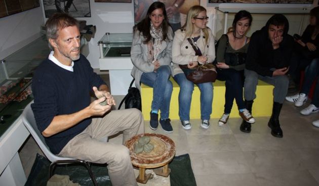 Studenti Arheološkog odjela Sveučilišta u Zadru i učenici Prirodoslovno grafičke škole s iškim lopižarom, Predrag Petrović Pepi