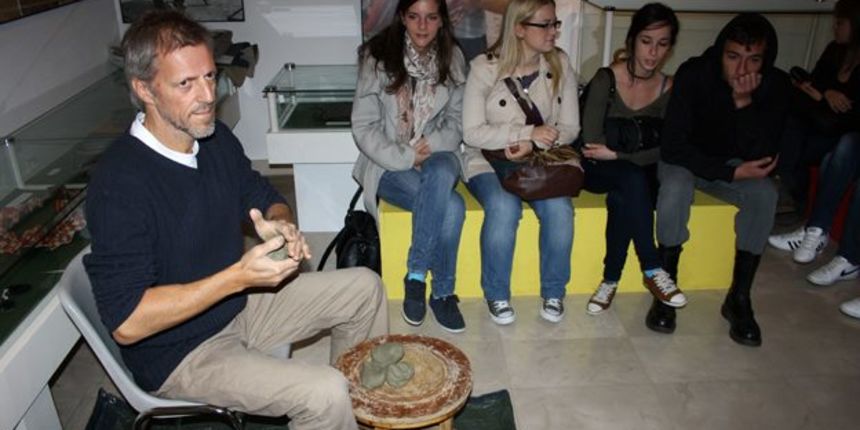 Studenti Arheološkog odjela Sveučilišta u Zadru i učenici Prirodoslovno grafičke škole s iškim lopižarom, Predrag Petrović Pepi