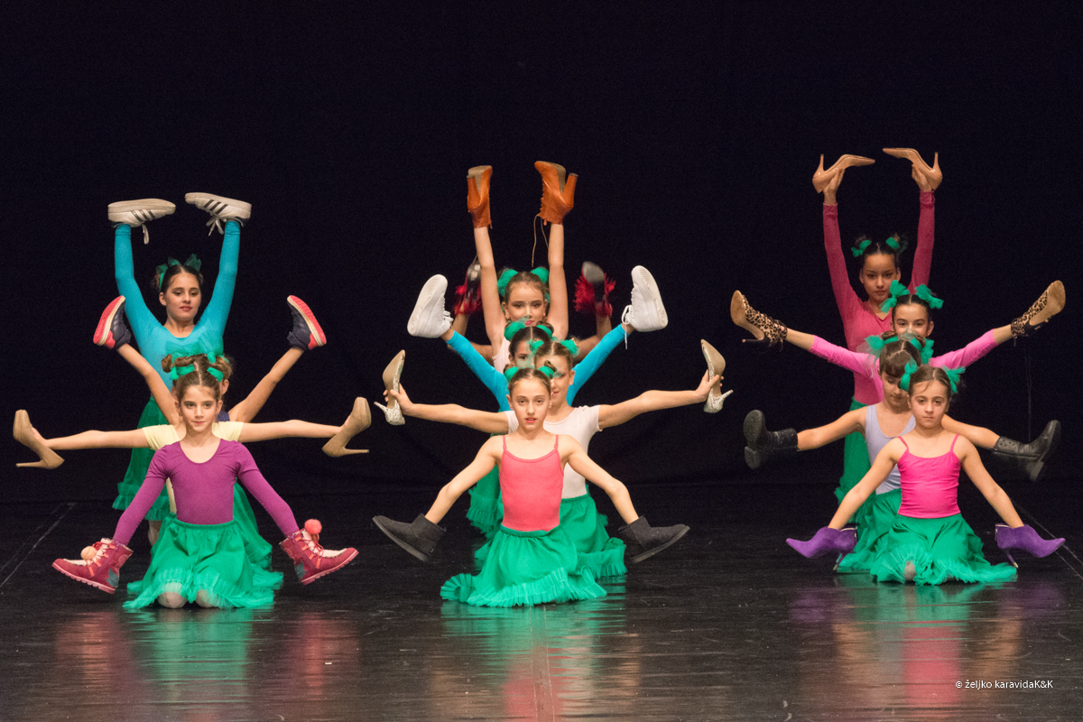 Božićna čestitka plesnog odjela Glazbene škole Blagoje Bersa