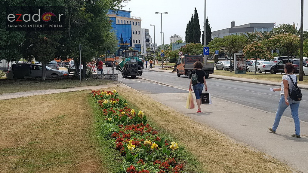Asfaltiranje kolnika rekonstruiranog i proširenog križanja kod Veslačkog Asfaltiranje kolnika rekonstruiranog i proširenog križanja kod Veslačkog