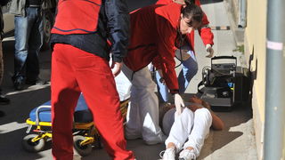 Zadar, 081112
Unatoc brojnim prosvjedima danas oko je oko 10h iz stana u zadarskoj cetvrti Arbanasi delozirana obitelj Vukic. Ulaz su svojim tijelima blokirali clanovi obitelji te njihovi prijatelji koje je policija bez otpora za ruke i noge odnijela u po Zadar, 081112
Unatoc brojnim prosvjedima danas oko je oko 10h iz stana u zadarskoj cetvrti Arbanasi delozirana obitelj Vukic. Ulaz su svojim tijelima blokirali clanovi obitelji te njihovi prijatelji koje je policija bez otpora za ruke i noge odnijela u po