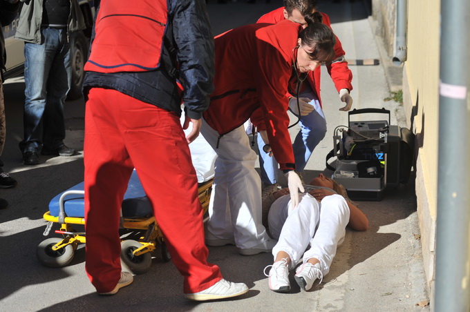 Zadar, 081112
Unatoc brojnim prosvjedima danas oko je oko 10h iz stana u zadarskoj cetvrti Arbanasi delozirana obitelj Vukic. Ulaz su svojim tijelima blokirali clanovi obitelji te njihovi prijatelji koje je policija bez otpora za ruke i noge odnijela u po Zadar, 081112
Unatoc brojnim prosvjedima danas oko je oko 10h iz stana u zadarskoj cetvrti Arbanasi delozirana obitelj Vukic. Ulaz su svojim tijelima blokirali clanovi obitelji te njihovi prijatelji koje je policija bez otpora za ruke i noge odnijela u po