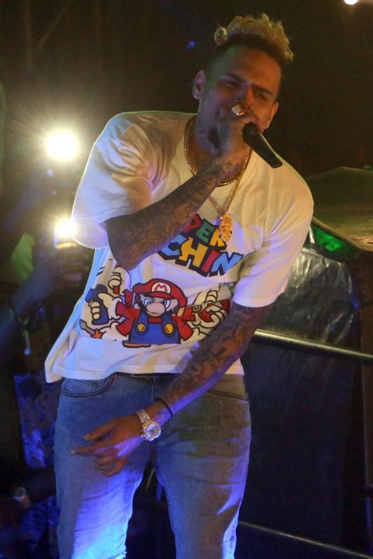 Novalja, Zrce – Koncert Chrisa Browna, koji je trebao biti odrzan na plazi Zrce, zbog jakog vjetra je otkazan te je, umjesto na plazi, Chris Brown koncert odrzao u prepunom klubu Aquarius. Photo: Dalibor Urukalovic/PIXSELL Novalja, Zrce – Koncert Chrisa Browna, koji je trebao biti odrzan na plazi Zrce, zbog jakog vjetra je otkazan te je, umjesto na plazi, Chris Brown koncert odrzao u prepunom klubu Aquarius. Photo: Dalibor Urukalovic/PIXSELL