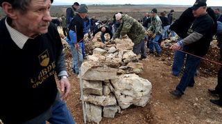 Skabrnja, 230313.
Na Razovljevoj glavici u Skabrnji, uz put koji ce prolaziti uokolo buducega Memorijalnog centra, jutros je izgradjen kriz u suhozidu. U gradnji kriza dimenzija 24 puta 15 metara, visine 80 centimetara te sirine jednog metra sudjelovalo j Skabrnja, 230313.
Na Razovljevoj glavici u Skabrnji, uz put koji ce prolaziti uokolo buducega Memorijalnog centra, jutros je izgradjen kriz u suhozidu. U gradnji kriza dimenzija 24 puta 15 metara, visine 80 centimetara te sirine jednog metra sudjelovalo j