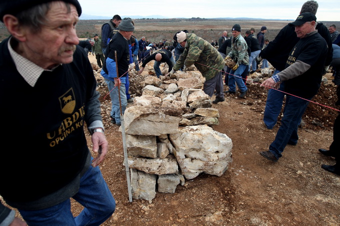 Skabrnja, 230313.
Na Razovljevoj glavici u Skabrnji, uz put koji ce prolaziti uokolo buducega Memorijalnog centra, jutros je izgradjen kriz u suhozidu. U gradnji kriza dimenzija 24 puta 15 metara, visine 80 centimetara te sirine jednog metra sudjelovalo j Skabrnja, 230313.
Na Razovljevoj glavici u Skabrnji, uz put koji ce prolaziti uokolo buducega Memorijalnog centra, jutros je izgradjen kriz u suhozidu. U gradnji kriza dimenzija 24 puta 15 metara, visine 80 centimetara te sirine jednog metra sudjelovalo j