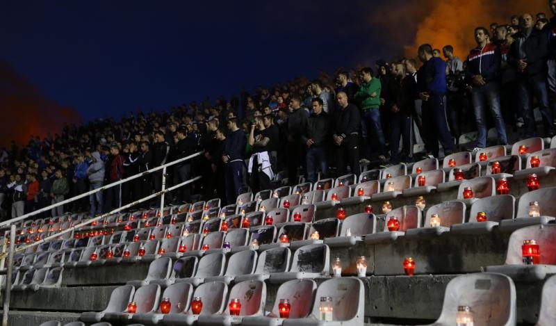 Torcida se uz svijeće, bengalke i molitvu dostojanstveno oprostila od svog kolege Žana Ojdanića na sjevernoj tribini Poljuda. Foto: Ivo Čagalj/PIXSELL Torcida se uz svijeće, bengalke i molitvu dostojanstveno oprostila od svog kolege Žana Ojdanića na sjevernoj tribini Poljuda. Foto: Ivo Čagalj/PIXSELL