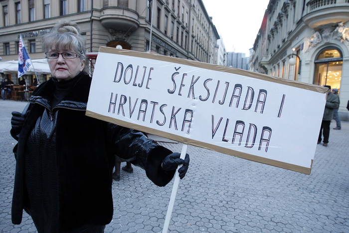 Zagreb, 040311.
Peti po redu, protuvladin prosvjed tzv. facebook grupe zapocinje veceras na Cvjetnom trgu.
Na fotografiji: transparenti.
Foto: Davor Pongracic / CROPIX Zagreb, 040311.
Peti po redu, protuvladin prosvjed tzv. facebook grupe zapocinje veceras na Cvjetnom trgu.
Na fotografiji: transparenti.
Foto: Davor Pongracic / CROPIX