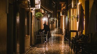 Kiša je potopila ulice grada. Jesen je stigla u svom svojem sjaju