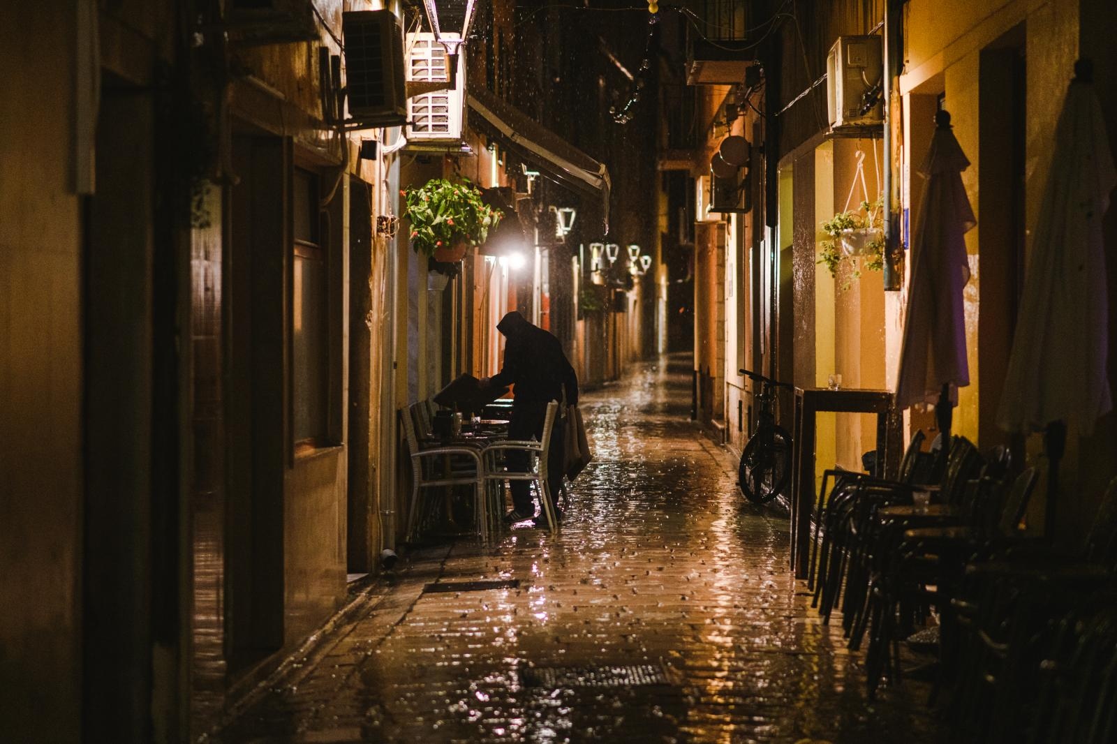 Kiša je potopila ulice grada. Jesen je stigla u svom svojem sjaju