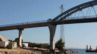 Zadar, 110810.
Katamaran marke Lagoon 620 popodne je jarbolom zapeo za dalekovod u prolazu mali Zdrelac izmedju otoka Ugljan i Pasman. Zatim se jarbolom naslonio na most koji je visine 16,5 metara. Zice dalekovoda su pukle i pale u more a brod je znatno o Zadar, 110810.
Katamaran marke Lagoon 620 popodne je jarbolom zapeo za dalekovod u prolazu mali Zdrelac izmedju otoka Ugljan i Pasman. Zatim se jarbolom naslonio na most koji je visine 16,5 metara. Zice dalekovoda su pukle i pale u more a brod je znatno o