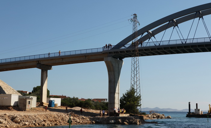 Zadar, 110810.
Katamaran marke Lagoon 620 popodne je jarbolom zapeo za dalekovod u prolazu mali Zdrelac izmedju otoka Ugljan i Pasman. Zatim se jarbolom naslonio na most koji je visine 16,5 metara. Zice dalekovoda su pukle i pale u more a brod je znatno o Zadar, 110810.
Katamaran marke Lagoon 620 popodne je jarbolom zapeo za dalekovod u prolazu mali Zdrelac izmedju otoka Ugljan i Pasman. Zatim se jarbolom naslonio na most koji je visine 16,5 metara. Zice dalekovoda su pukle i pale u more a brod je znatno o