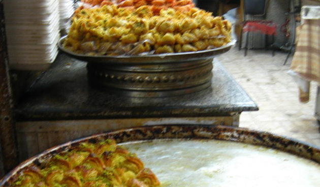 Jeruzalem, 081010.
Reportaza iz Jeruzalema svetog grada u Izraelu.
Na slici: prodaja baklava na placu i malim uskim ulicicama.
Foto: Drago Sopta / CROPIX
