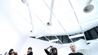 Zagreb – U Zagrebackom plesnom centru odrzana je revija poznatih hrvatskih dizajnera u sklopu devetog Modnog ormara. Detalji iz backstaga, frizeri i vizasisti vrse posljednje pripreme modela uoci revija. šminkanje. make-up. modeli, tetovaže, štikle. Photo