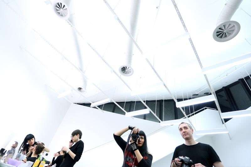 Zagreb – U Zagrebackom plesnom centru odrzana je revija poznatih hrvatskih dizajnera u sklopu devetog Modnog ormara. Detalji iz backstaga, frizeri i vizasisti vrse posljednje pripreme modela uoci revija. šminkanje. make-up. modeli, tetovaže, štikle. Photo