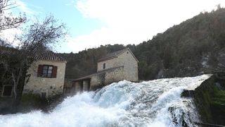 Vjetar raznoseći vodenu pjenu i sitne kapljice stvara poseban ugođaj u NP Krka