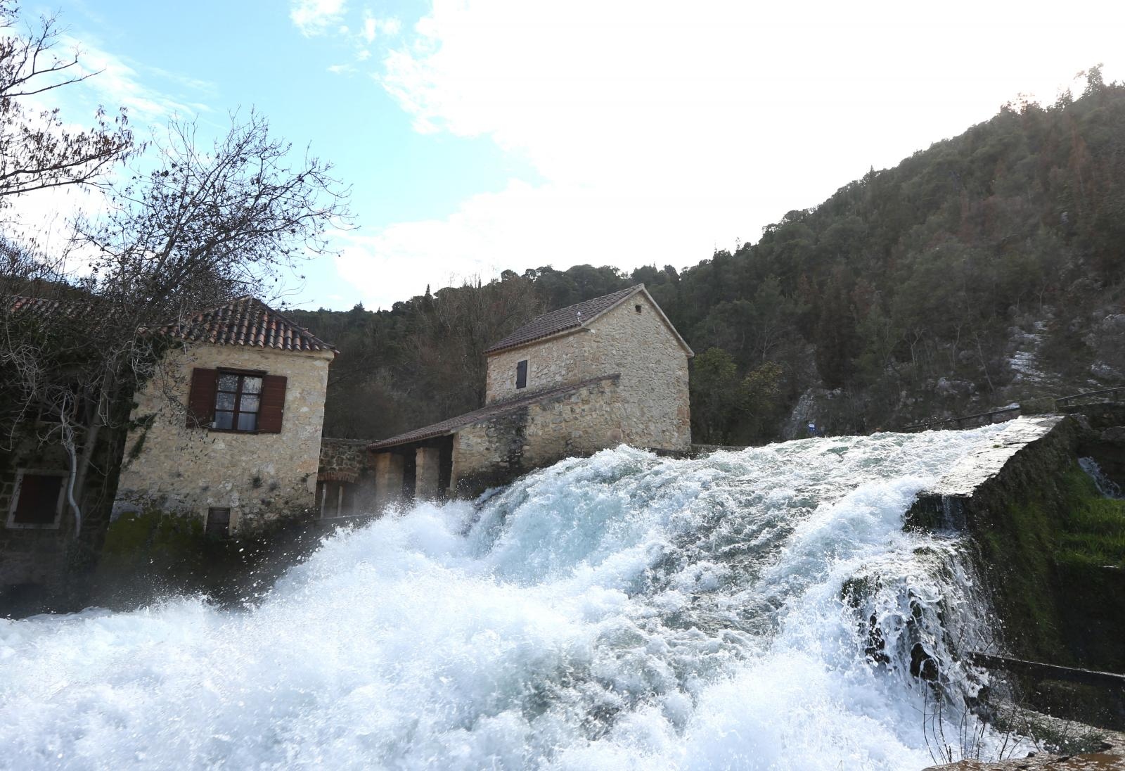Vjetar raznoseći vodenu pjenu i sitne kapljice stvara poseban ugođaj u NP Krka
