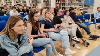 Poznati zadarski fotograf Stipe Surać predstavio se mladima u Gradskoj knjižnici u programu kojeg je organizirao Američki kutak.