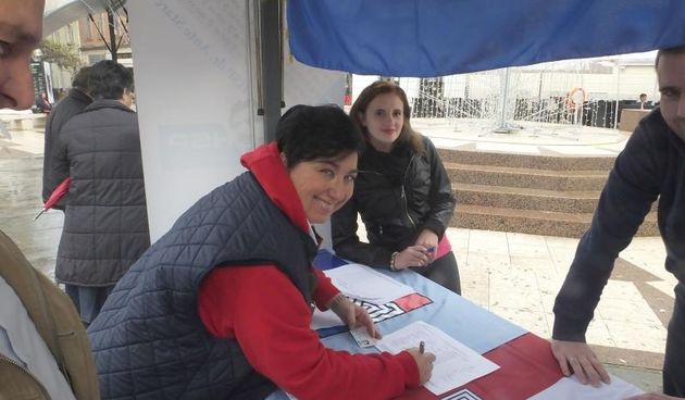 Pula – Gradjani daju potpise za kandidaturu Kolinde Grabar Kitarovic na predsjednickim izborima 2015. Photo: Dusko Marusic/PIXSELL