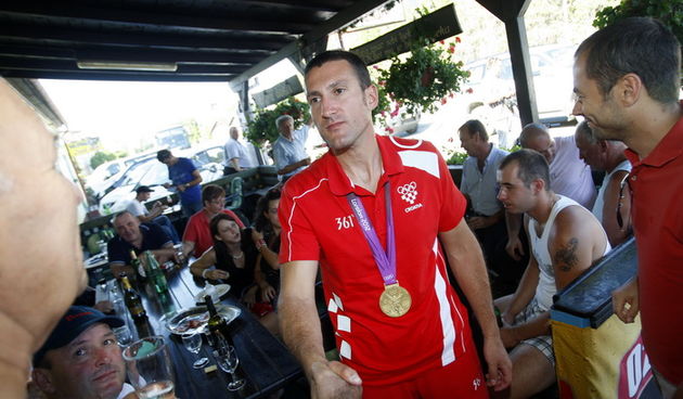 Vukovina, 07.08.12.
Kafic Gord.
Rodbina i prijatelji priredili su docek Giovanniju Cernogorzu u kaficu Gord u kojem se okupljaju clanovi njegovog streljackog kluba. Uz zivu glazbu i domjenak cestitali su mu na osvojenoj zlatnoj medalji u streljastvu u Lon