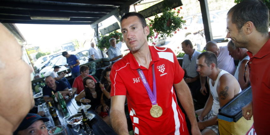 Vukovina, 07.08.12.
Kafic Gord.
Rodbina i prijatelji priredili su docek Giovanniju Cernogorzu u kaficu Gord u kojem se okupljaju clanovi njegovog streljackog kluba. Uz zivu glazbu i domjenak cestitali su mu na osvojenoj zlatnoj medalji u streljastvu u Lon