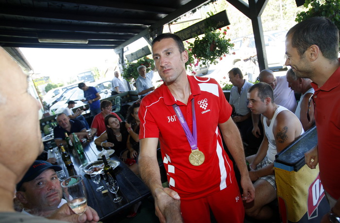 Vukovina, 07.08.12.
Kafic Gord.
Rodbina i prijatelji priredili su docek Giovanniju Cernogorzu u kaficu Gord u kojem se okupljaju clanovi njegovog streljackog kluba. Uz zivu glazbu i domjenak cestitali su mu na osvojenoj zlatnoj medalji u streljastvu u Lon