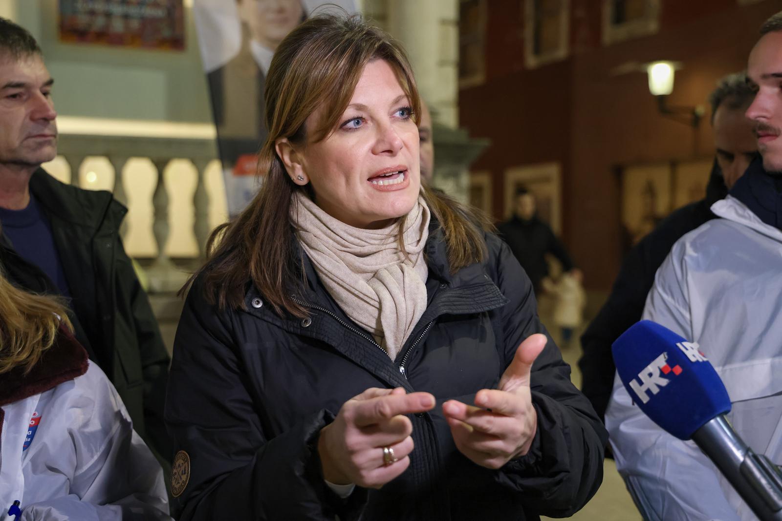 Vidović Krišto na Narodnom trgu prikuplja potpise za predsjedničku kandidaturu