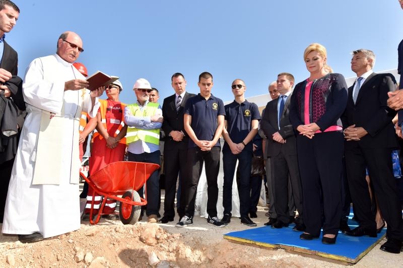Predsjednica Kolinda Grabar Kitarović otvorila radove na zgradi putničkog terminala u Gaženici. Photo: Dino Stanin/PIXSELL Predsjednica Kolinda Grabar Kitarović otvorila radove na zgradi putničkog terminala u Gaženici. Photo: Dino Stanin/PIXSELL