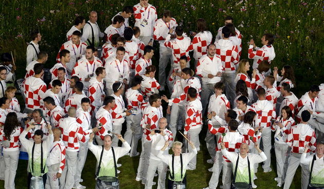 London, 270712.
Olimpijski stadion.
Svecano otvaranje Olimpijskih Igra u Londonu.
Na fotografiji: hrvatski sportasi u defileu, rukometni golman Venio Losert nosi zastavu.
Foto: Drago Sopta / CROPIX