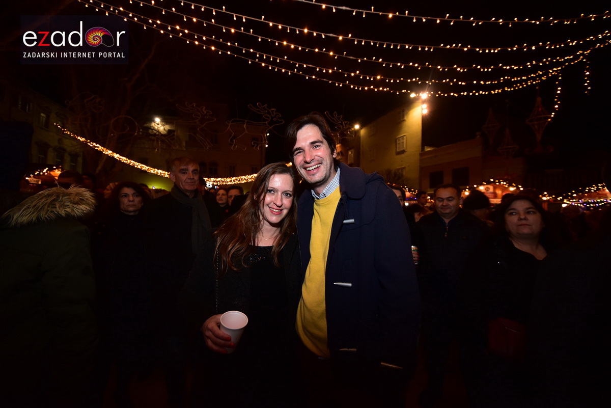 Tisuće Zadrana uživalo na krcatom Narodnom trgu i Tgu Petra Zoranića uz Tomislava Bralića i klapu Intrade Tisuće Zadrana uživalo na krcatom Narodnom trgu i Tgu Petra Zoranića uz Tomislava Bralića i klapu Intrade